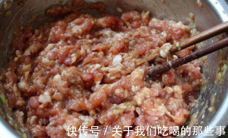 鲜嫩|厨师长：调肉馅要“油水多，1料不能放”，鲜嫩多汁，香浓没腥味