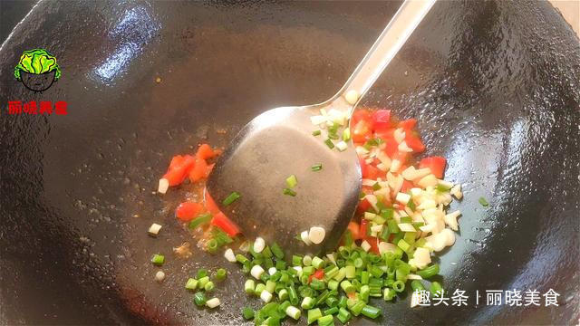 现在才知道,炒茄子不能先放油,大厨教你一招,出锅不发黑不吸油