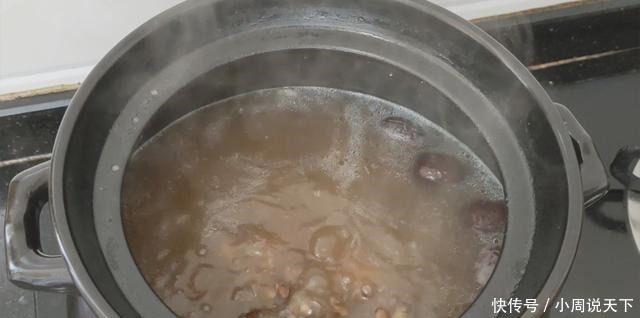 2条猪尾加1把黑豆,天冷了教你正确吃法,温补好吃,全家适合吃