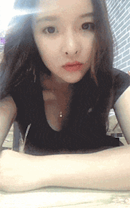 |搞笑GIF图:美女用手托着自己的脑壳,嘴唇是多了一块肉吗?