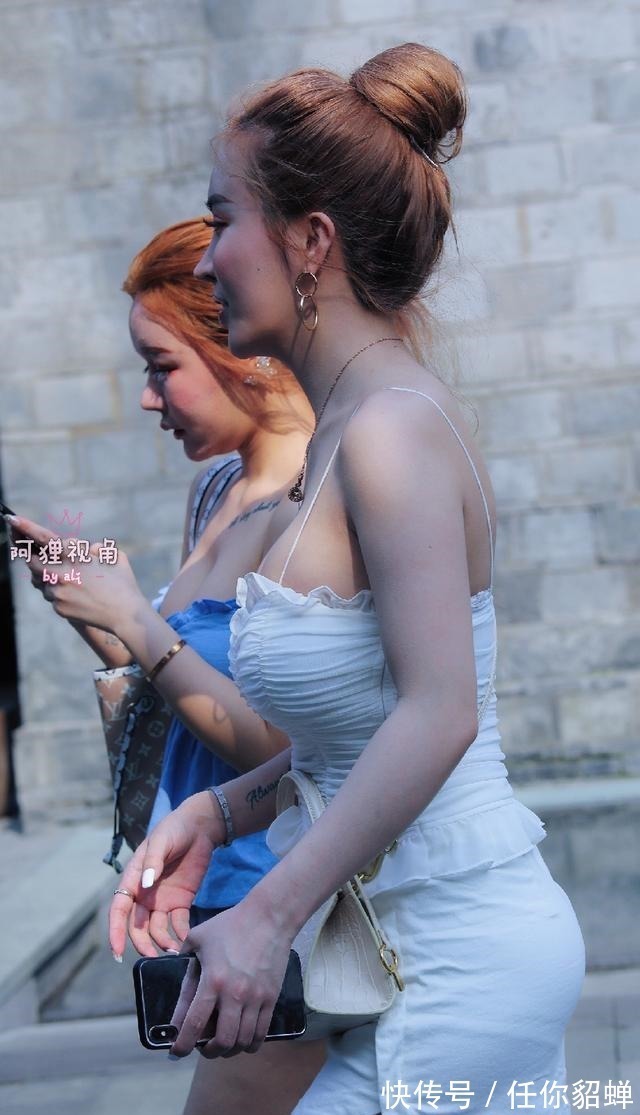 吊带 肤色白皙穿什么都好看,吊带出行清凉又方便,运动鞋弥补身高!