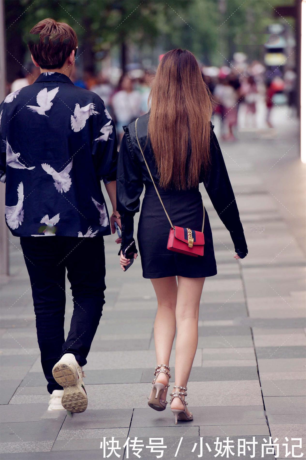 街拍:黑色立领衬衫, 搭配A字版裙子, 又酷又飒, 强大气场