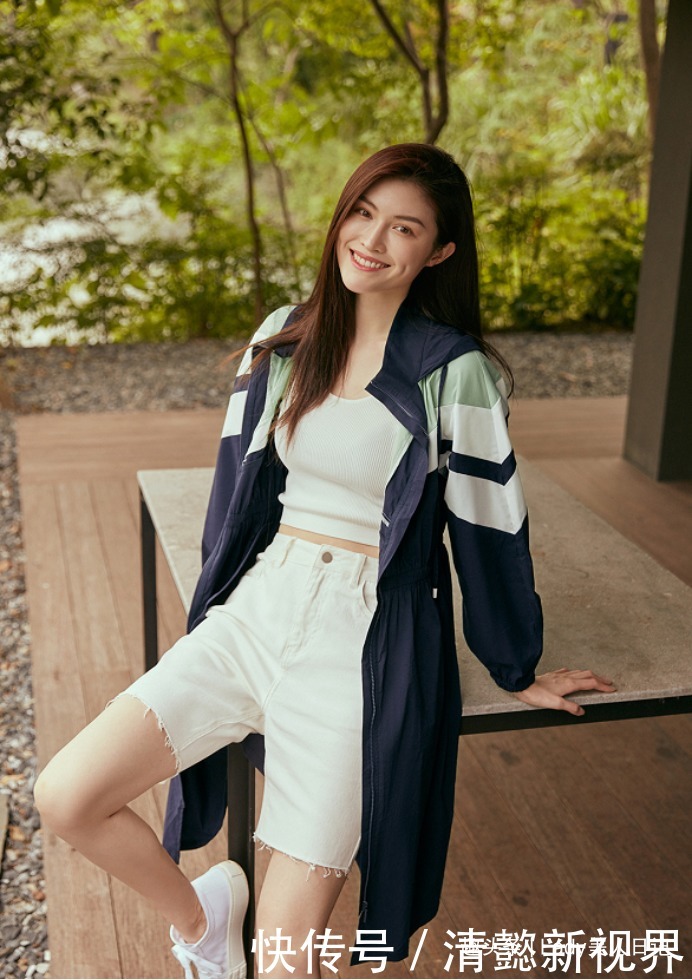 风衣是永不过时的时尚单品,其实它的搭配很简单,不需烈焰红唇