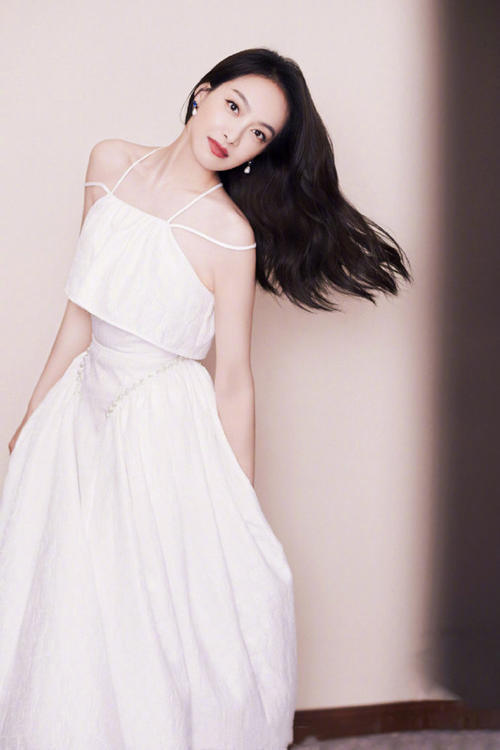 性感|章泽天穿小白裙美到耀眼,都当妈妈了,打扮甜美还是那个奶茶妹妹