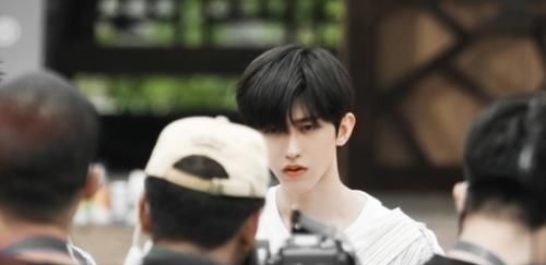 黃旭熙被爆錄制《跑男》，想打蔡徐坤被拍看到圖片笑出眼淚