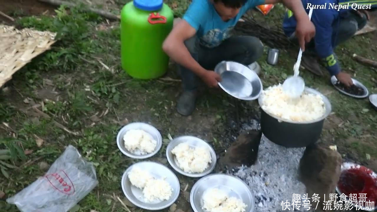 中国小伙在尼泊尔花8000卢比买下一头羊,请当地老人吃羊肉