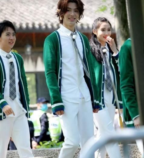 蔡徐坤|关晓彤穿平底鞋录节目，当她和184蔡徐坤同框，谁的身高在说谎