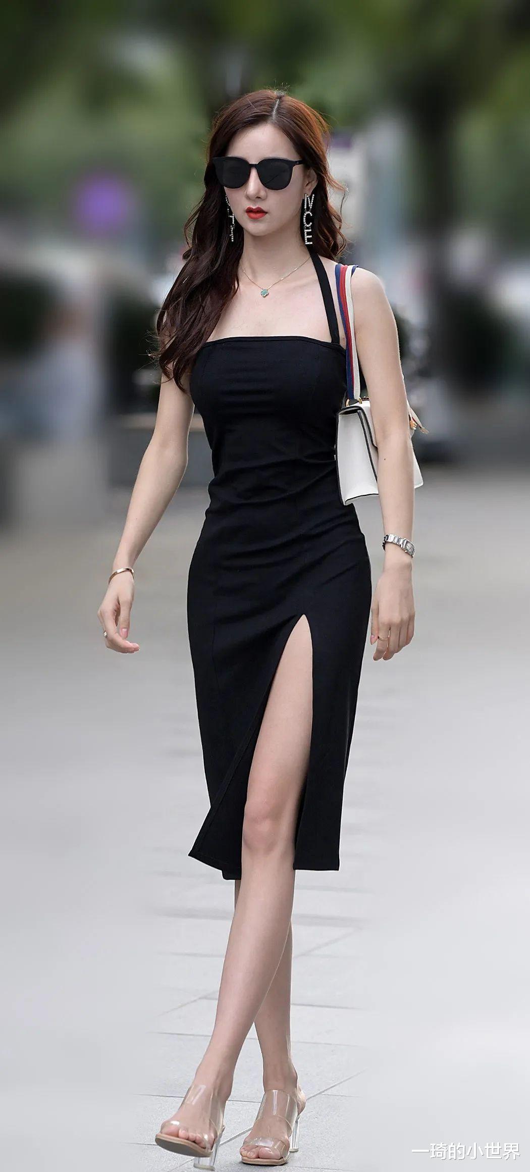 气质女士凹造型的绝配,黑色吊带连衣裙,显身材又显气质