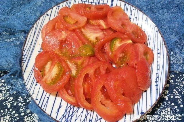 西红柿|凉拌西红柿,只知道放糖就错了,难怪西红柿不出汤,大厨这样做
