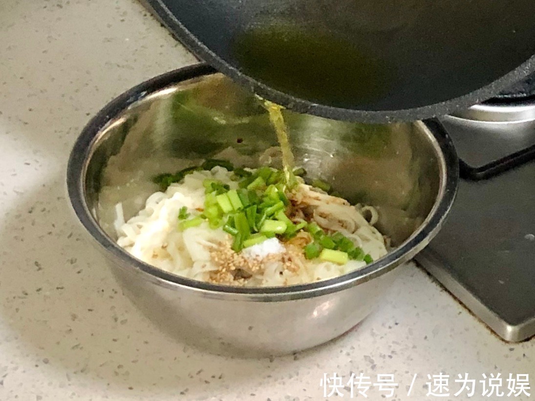 快手|挂面简单快手的做法,香喷喷的葱油味道,太香了