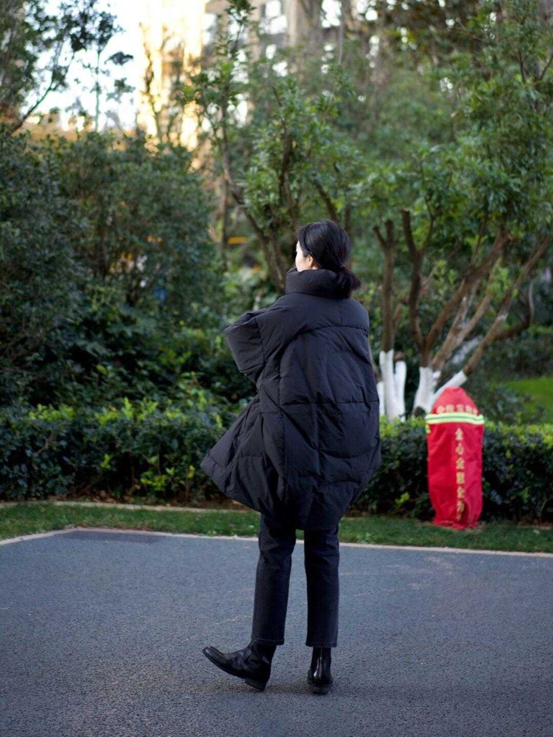 羽绒服 爱美的女人穿羽绒服不配打底裤,这些裤子更时髦个性,你有几条?