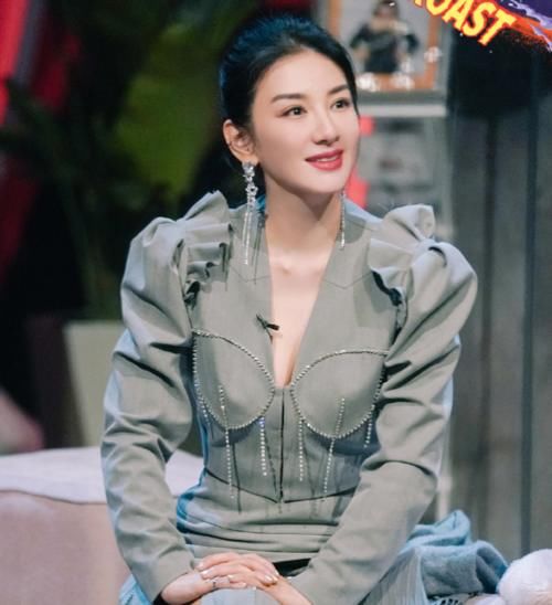 黄奕称和张雨绮撞剧本，吐槽大会上化身“段子手”，她实在是敢说