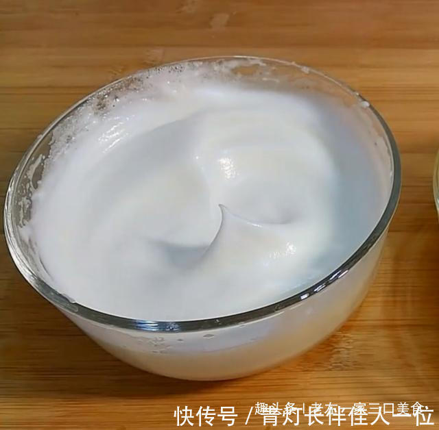 玉米面别煮粥了，不放一滴油不放一滴水，就做出蓬松的玉米饼