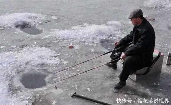  牛！陕西多名垂钓爱好者在冰面上凿洞钓鱼，好不快活