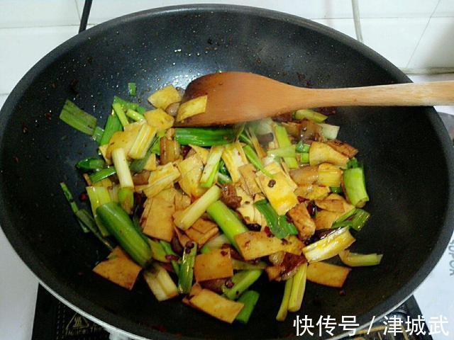 回锅肉多做这“3步”,色泽红亮,肥而不腻,比饭馆做的还好吃!