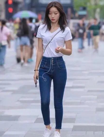 休闲|牛仔裤散发出休闲和优雅的味道，同时又不失优雅和大方