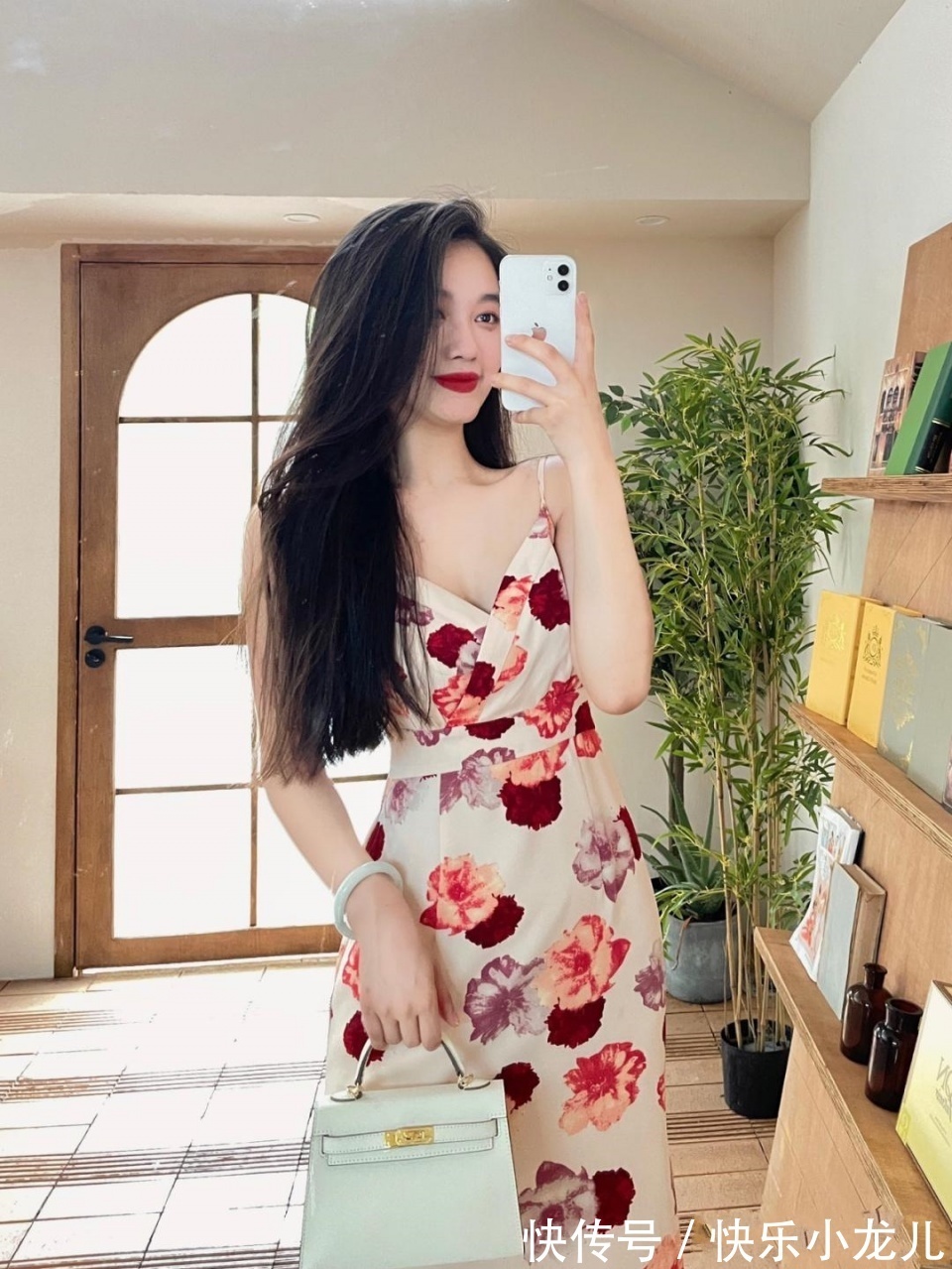 吊带|时尚穿搭，吊带搭配交叉V领的设计，彰显成熟女性的时尚魅力