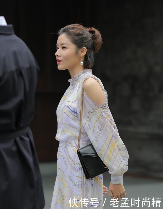 设计感满满的连衣裙, 凸显脖颈那迷人的小锁骨, 轻松变女神