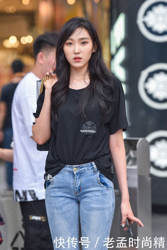 街拍:当黑色短袖遇上牛仔裤+帆布鞋穿搭,青春休闲又显白!