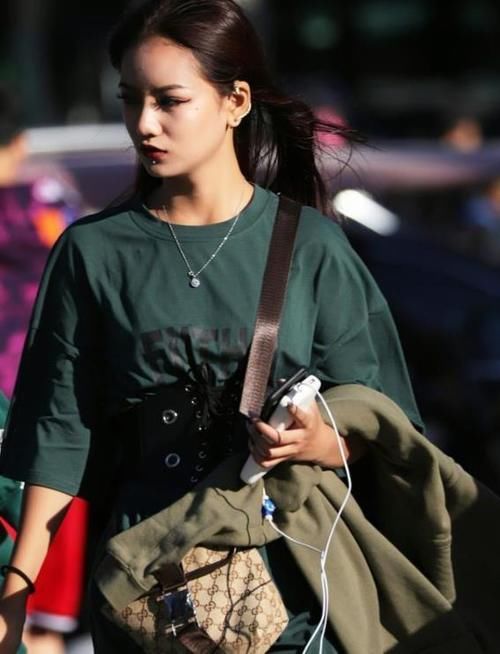 蜜桃臀|时尚迷人的少妇，一身连衣裙性感十足，轻松秀出蜜桃臀