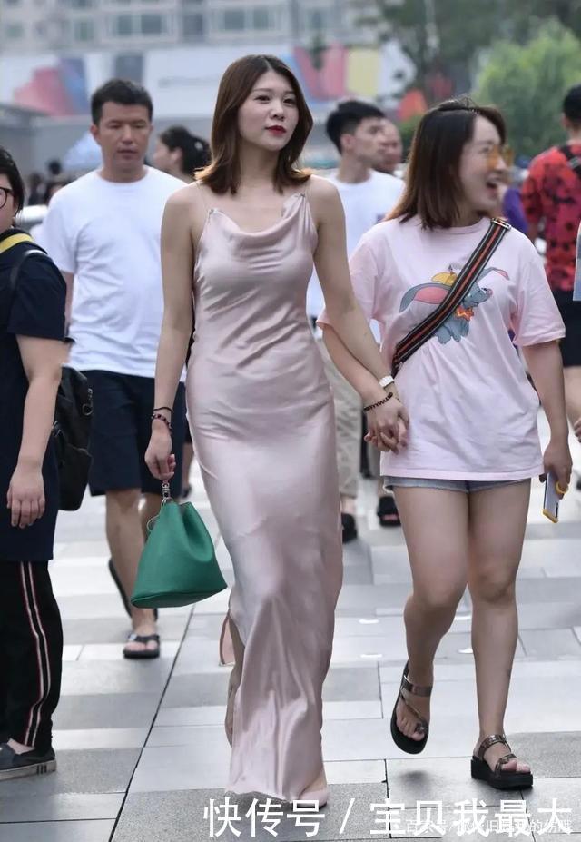 时尚|时尚露背连衣裙,充满了无限的魅力,毫不费力地吸引别人的眼球