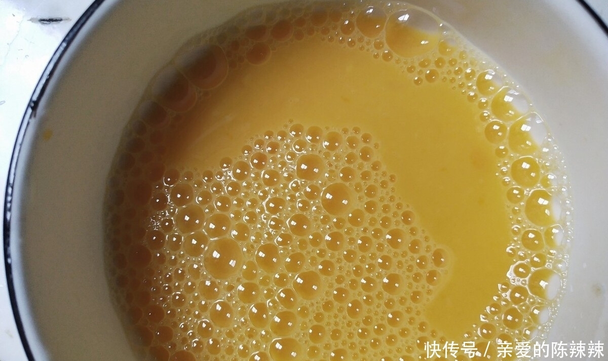 细腻|鸡蛋羹口感老蜂窝多?可能是你用错水了,学会这样做,细腻无蜂窝