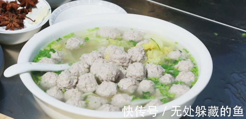 汆肉丸这么做,肉嫩香味浓,个个煮不散,教您详细做法,快来学!