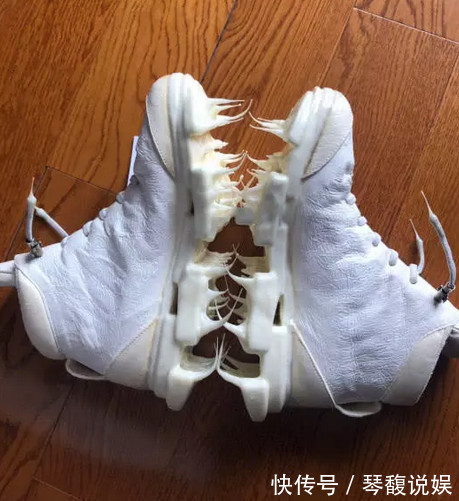 tian 最近火了一种“芝士鞋”明星的最爱,拔开会拉丝,脚不敢轻易着地