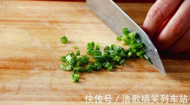 炒鸡蛋|炒鸡蛋谁都会做,想把鸡蛋炒好吃有窍门,加上它,鲜掉眉毛