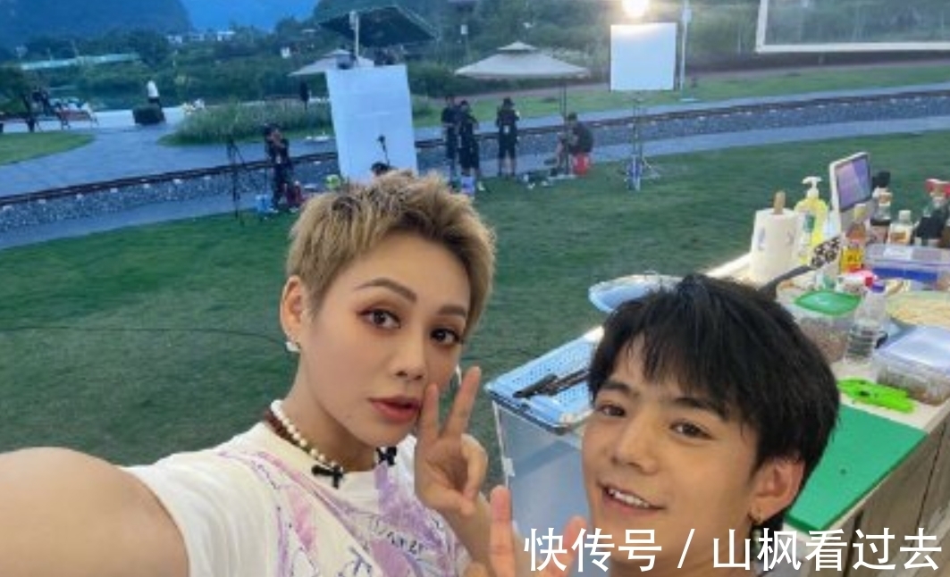 连线|宁静在《中餐厅》洗碗,误入丁真连线女排直播间,给丁真擦脸好宠