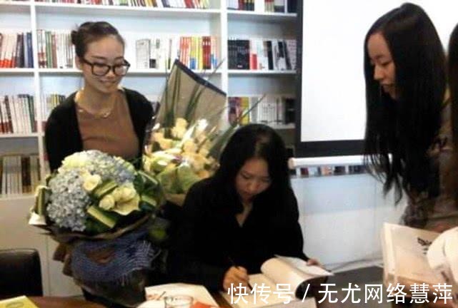 凰权|她是知名的美女作家, 生活中是一名女警察, 靠小说一炮而红