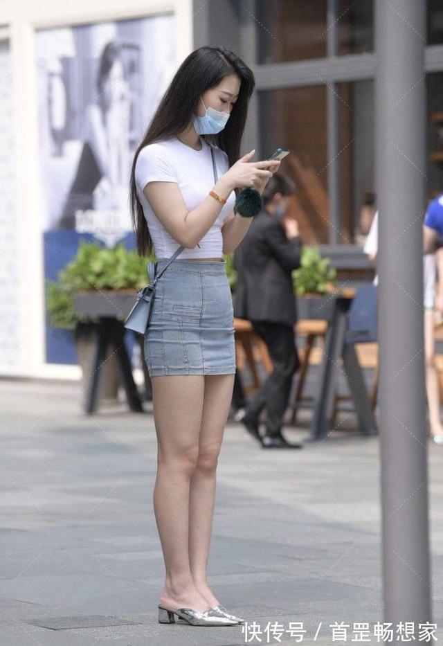 小姐姐 白色短袖搭配浅蓝色修身牛仔裙,青春靓丽,自信大方