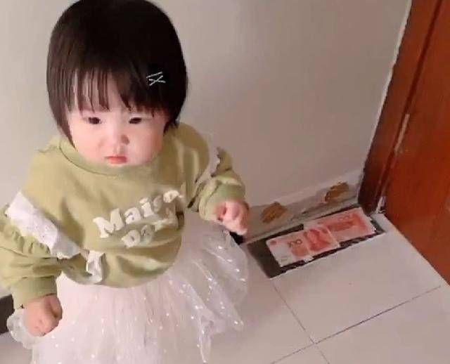 女儿无意找到爸爸的小金库,无辜表情太呆萌,网友:这小棉袄漏风