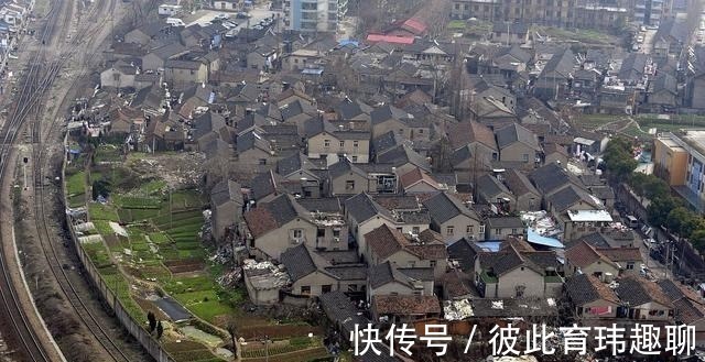 实体店|电商“瓜分”市场，大批实体店选择“退出”，实体店还有出路吗？