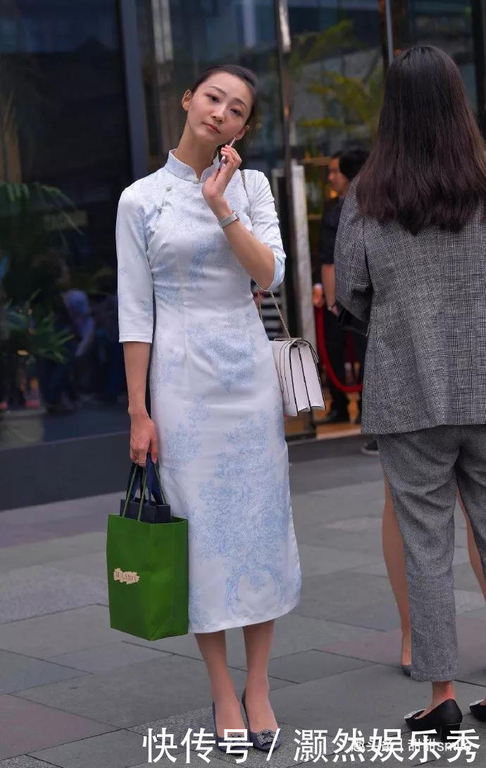 美女脚上搭配一双波点的尖头高跟鞋,俏皮又时尚,显得青春又靓丽