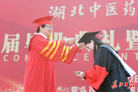 毕业典礼|慕了！武汉博士带娃参加毕业典礼