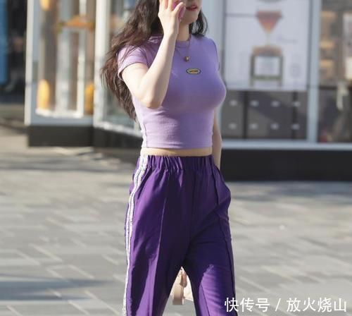 紫色|街拍身材姣好的小姐姐,紫T恤搭配紫色运动裤,既休闲又时尚