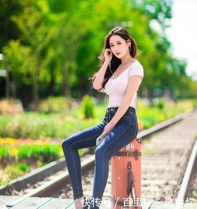 身材|紧身牛仔裤，展现出极具美感身材，女神的魅力脱颖而出
