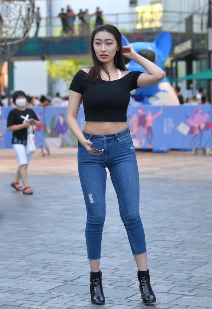 入冬就穿修身牛仔,既显瘦又有魅力,轻松打造个性美!