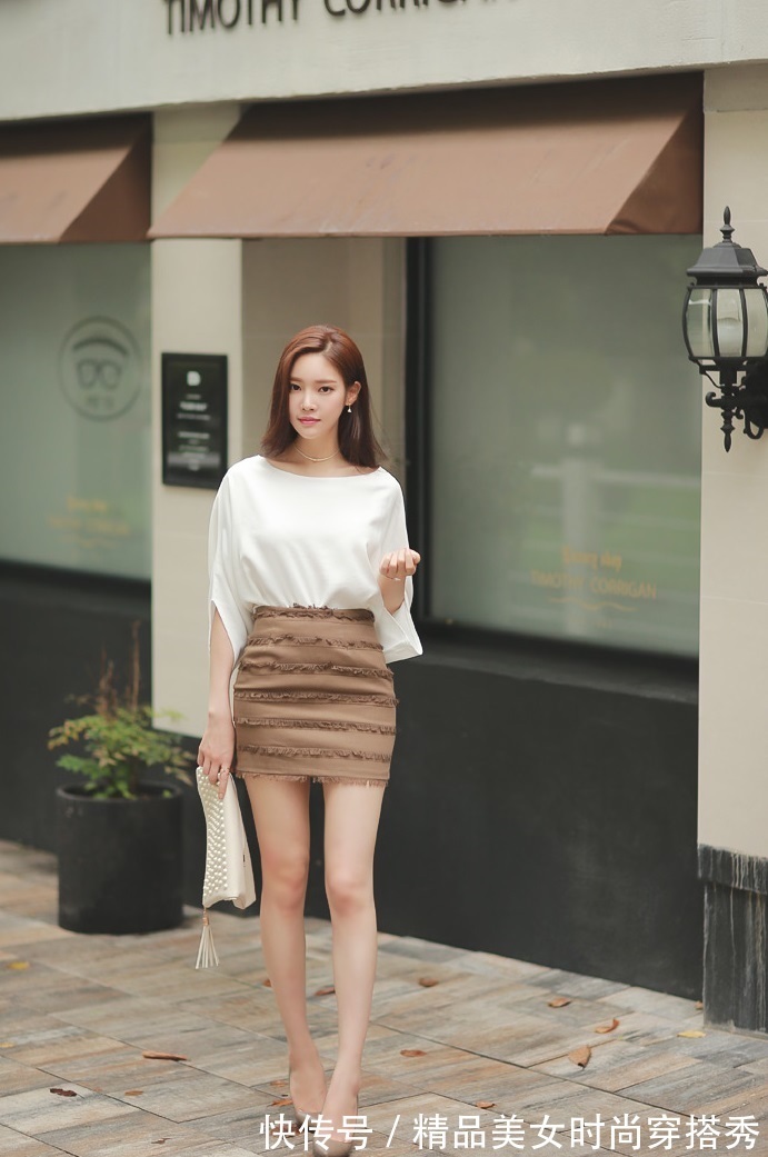白色|简洁大方的半身裙搭配白色雪纺衫,为你更好地突显出气质