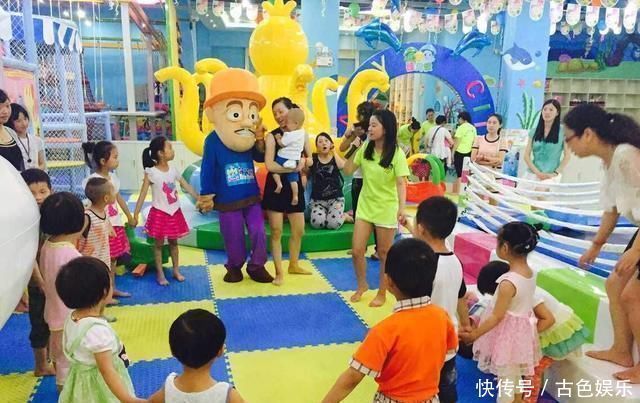 儿子|俩孩子同时摔下滑梯,宝妈第一时间拉自己儿子,对方家长太自私