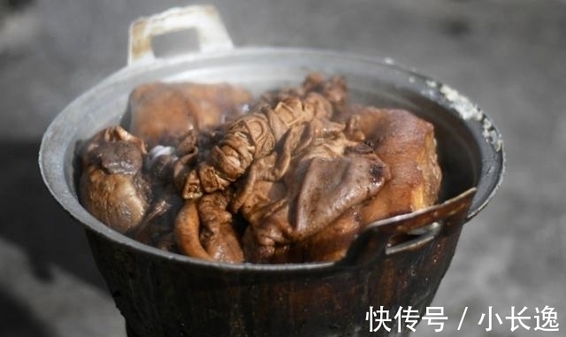 6旬老人做“猪头宴”一桌588元，每天只做三桌，有顾客跨省来吃