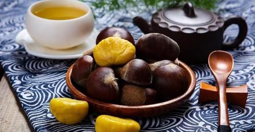 原来给板栗开口很简单，只需要多加1个瓶盖，简单快速还不伤手！