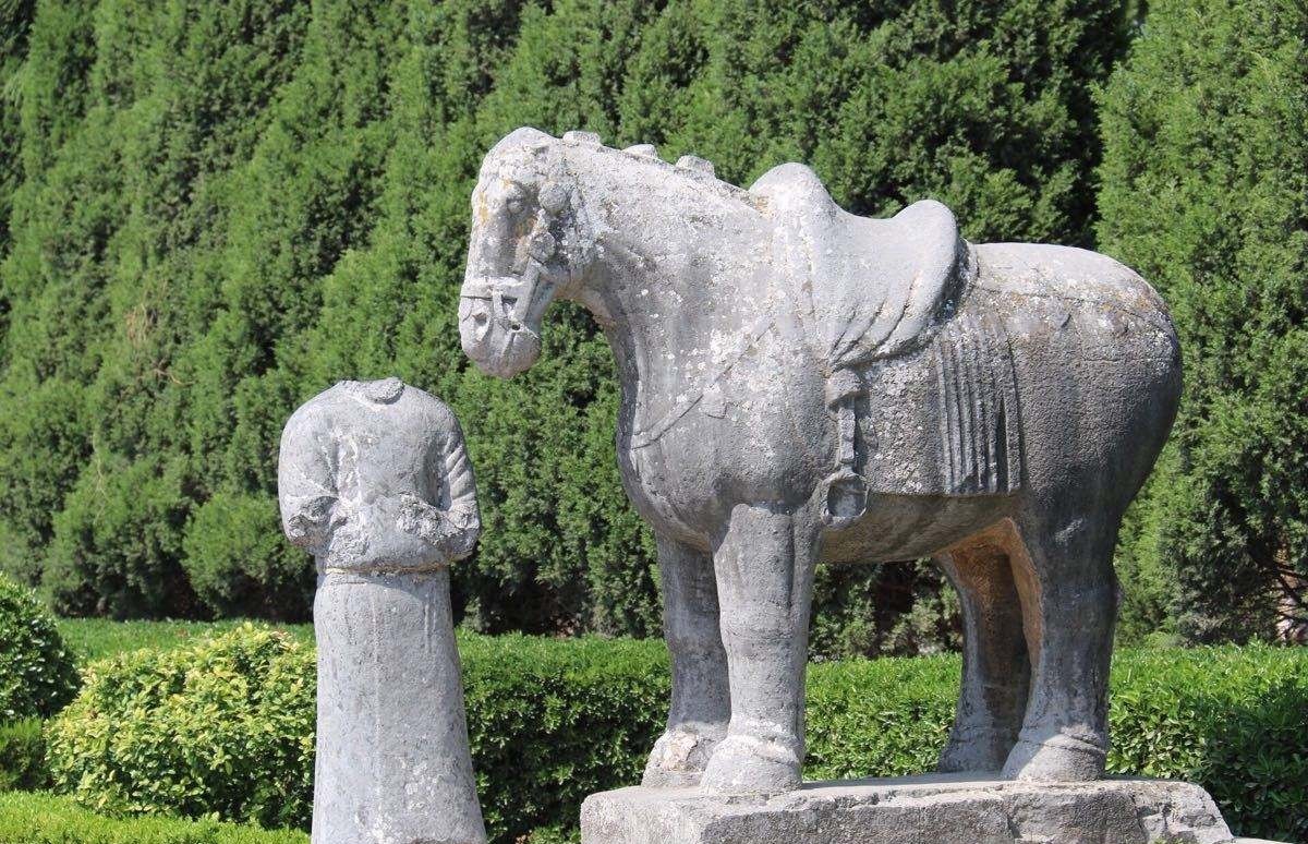 石人|武则天墓前放61个无头石人，成最大谜团，却被两位农民破解