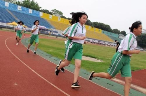 中考|体育老师公认“省力”跑步法,助力学生轻松到终点,考生可参考