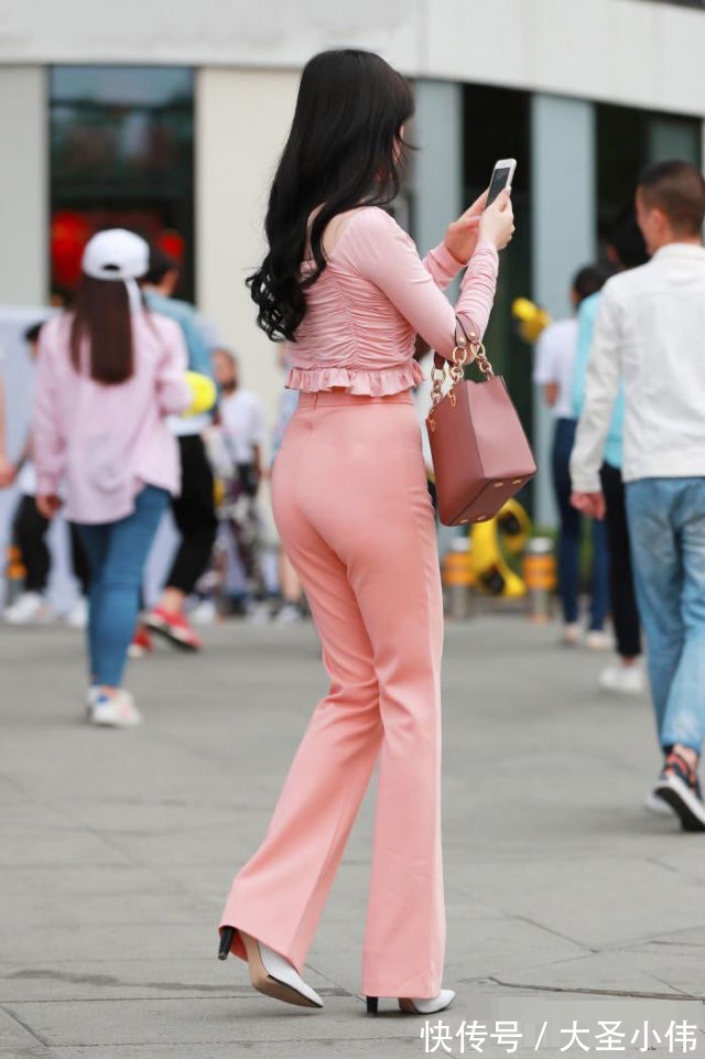 整体造型|美女街拍:小姐姐粉色的款式套装,展现出了自然大方又不失唯美的感觉