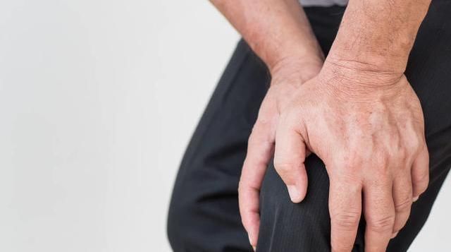 骨质疏松谨记:早起1杯牛奶,晚上3件事,腰背疼痛不攻自破