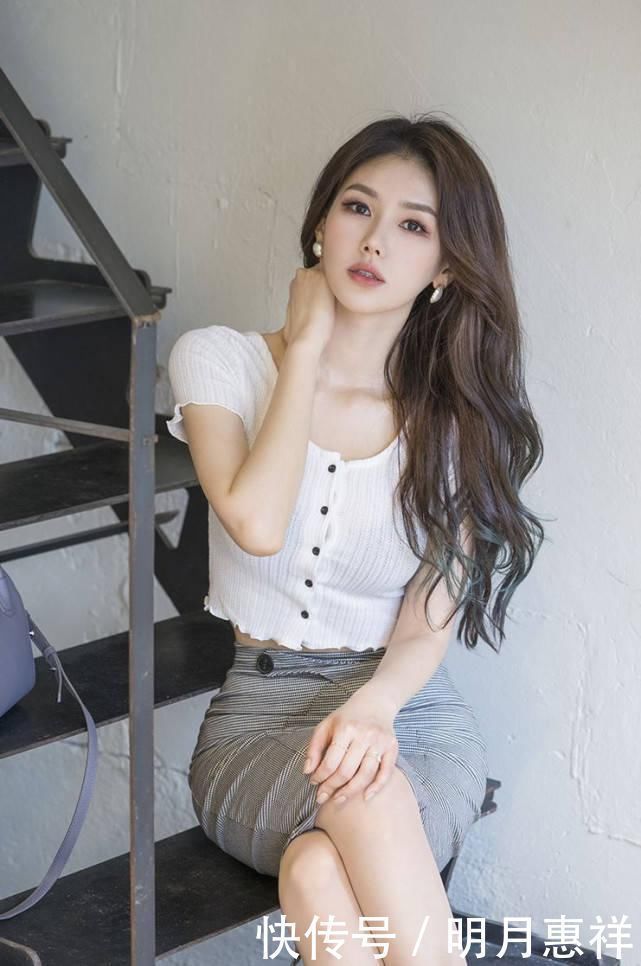 短袖|气质美女这样穿搭太吸睛了飘飘长发搭配针织短袖+半身裙,凸显好身材了