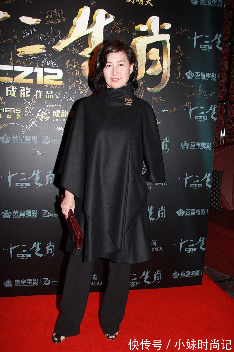 面料 何超琼根本不用扮嫩,穿浅紫色连衣裙配短卷发,气场很难被超越