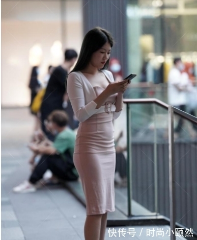 高跟鞋 粉色裹身裙,清纯又减龄